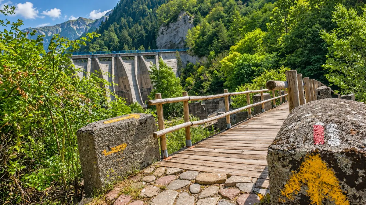 Pasarela del Camino Aragonés junto a la presa de Canfranc